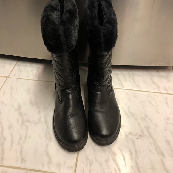 🎉SALE🎉Black Boots with Faux Fur - Picture 2 of 8